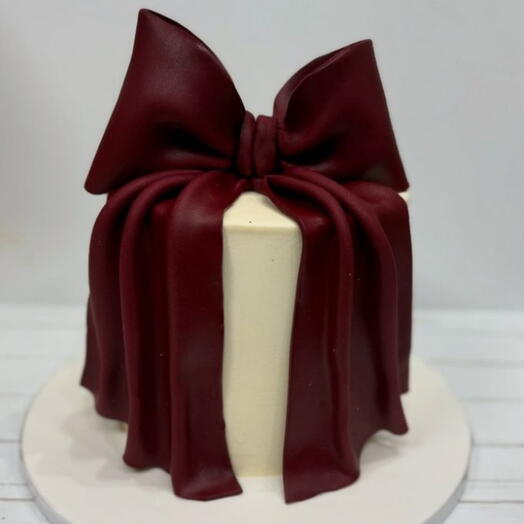 Элегантный торт с большим винным бантом