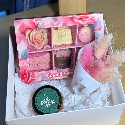 Набор с премиум бельгийским шоколадом ручной вы работы, медом и мини букетиком из сухоцветов