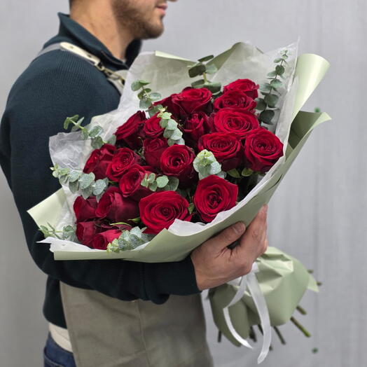 Букет из 21 Бордовых роз сорта "Ред Наоми" с эвкалиптом