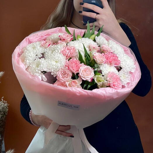 Авторский букет с кустовыми розами и хризантемой
