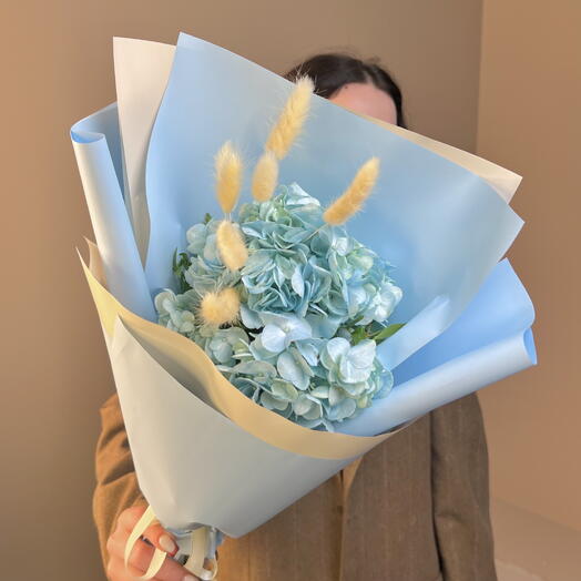 Небесная Нежность — букет из голубой гортензии с лагурусом