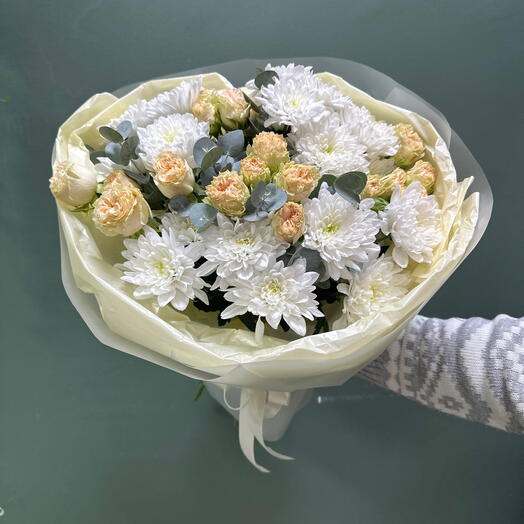 Букет из кустовых роз и кустовых хризантем