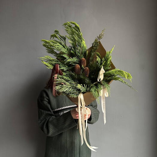 Трендовый зимний букет из живой хвои с шишками и бархатными лентами FM412
