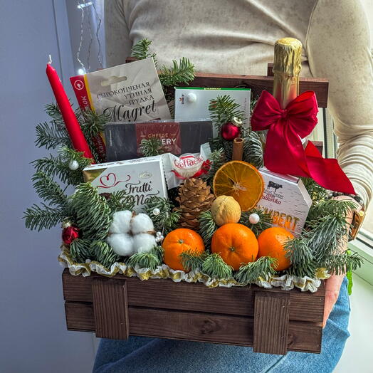 Съедобный деликатесный ящик с сырами , шоколадом и мандаринами