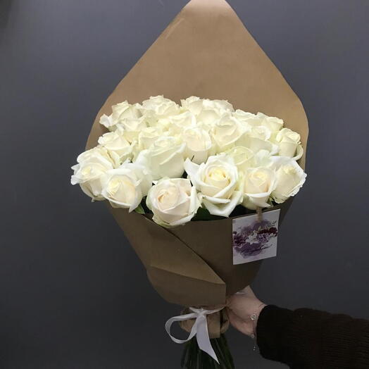 25 белых роз
