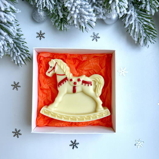 Лошадка-качалка из белого шоколада, символ года 2026