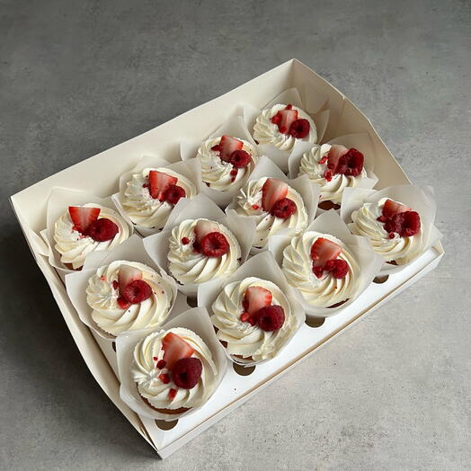 Капкейки 12 шт с малиной и клубникой