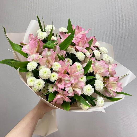 Стойкий букет из белой сантини и розовой альстромерии🌸🤍