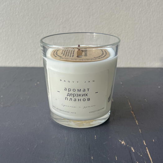 Свеча в стеклянном подсвечнике