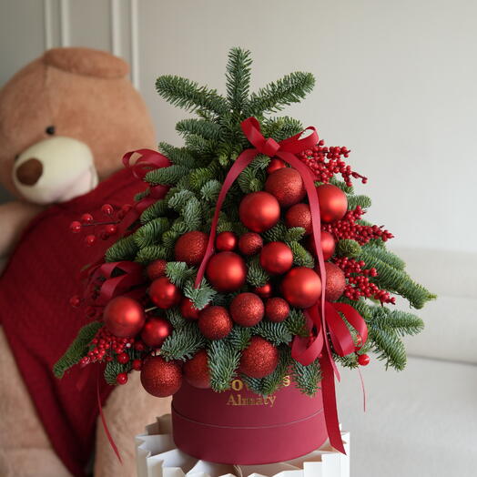 Елочка из веток голубой ели