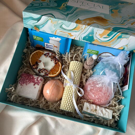 Подарочный ароманабор со свечой в кокосе, с солью для ванны, мылом и бомбочками ручной работы, свечой из вощины и шоколадом