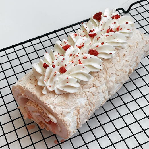 Меренговый рулет с декором