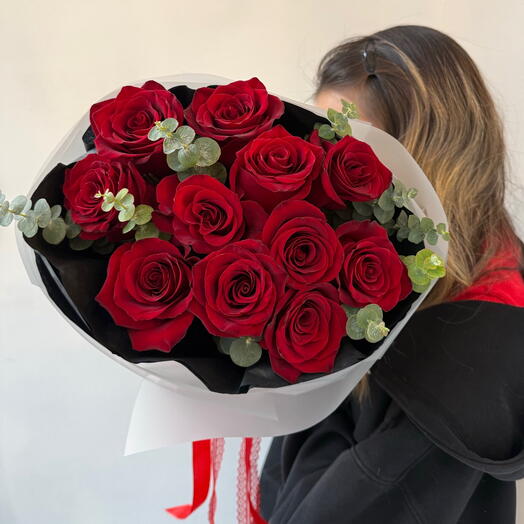 Моно букет с красными розами