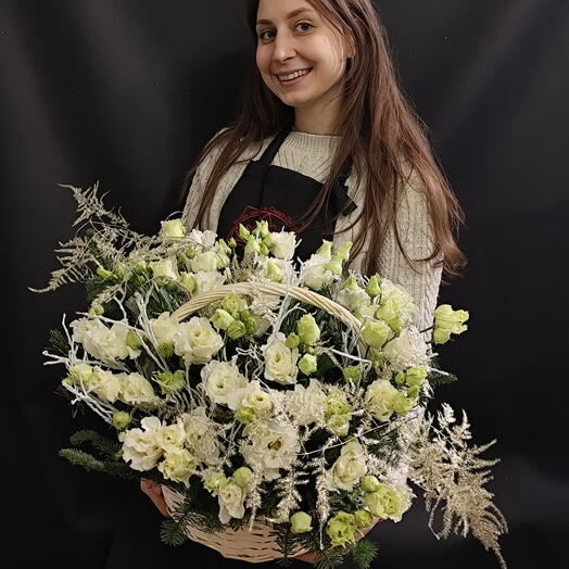 Корзина белых лизиантусов с снежными ветками