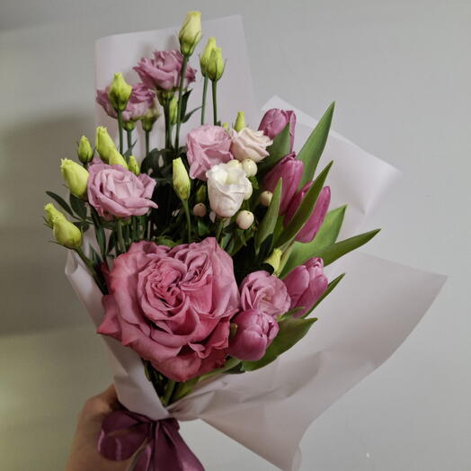 Букет с тюльпанами и пионовидной розой