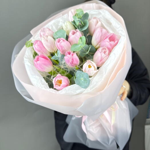 Букет с тюльпанами и эвкалиптом в дизайнерской упаковке