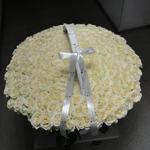 Корзина с белыми розами