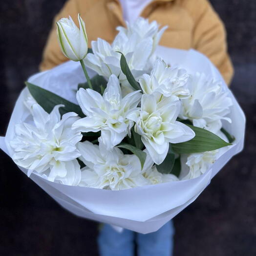 Белоснежный букет из пионовидных лилий
