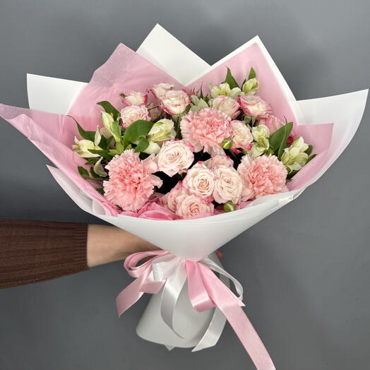 Нежный букет с кустовыми розами, альстромерией и диантусами