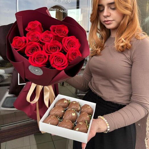 Букет роз + клубника в шоколаде «Для тебя»