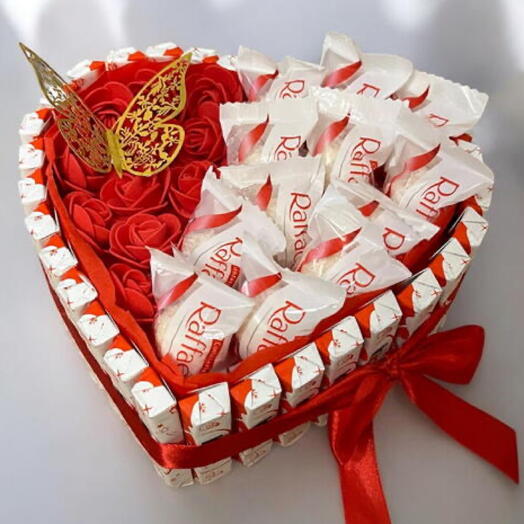 Сердце из Киндер шоколада и Рафаэлло с бабочкой +Розы из фоамирана