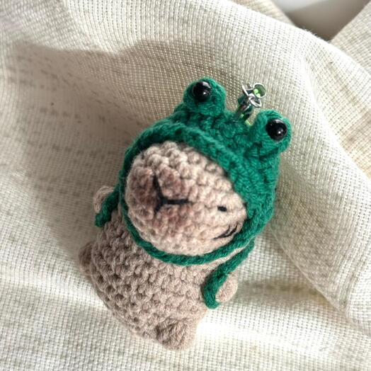 Милые капибары связанные из полухлопковой экологичной пряжи. Данные игрушки можно использовать как обвес на сумку или брелоки