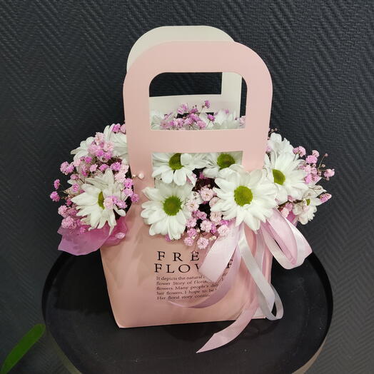 Хризантемы и гипсофилы в стильной сумочке Fresh flowers