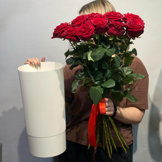 Букет красных одноголовых роз и вазы
