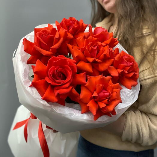 Букет из 7 алых французских роз Нина