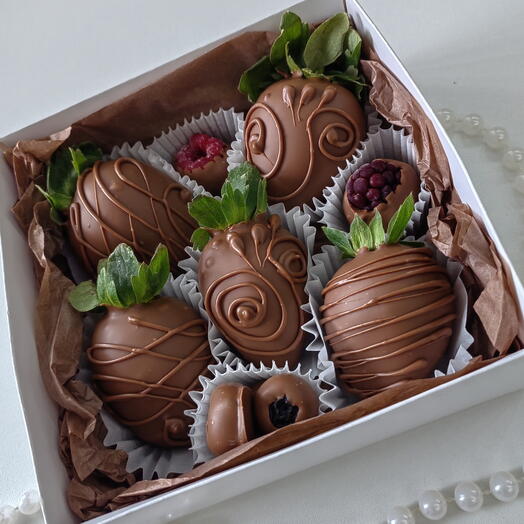 Клубника в шоколаде + ассорти ягод в молочном шоколаде