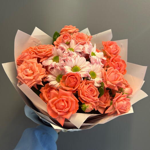 Букет из кустовых ромашек и кустовых роз💖