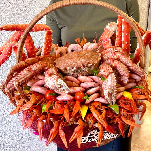 Морская корзина в подарок мужчине с крабами раками и креветками