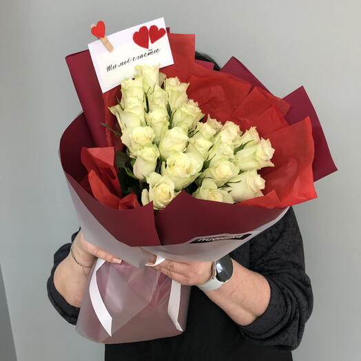 Сердце из белых роз