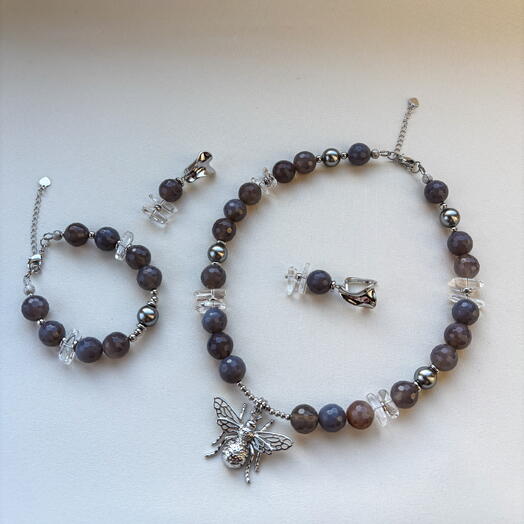 Комплект из граненого серого агата с хрусталем и жемчугом Сваровски