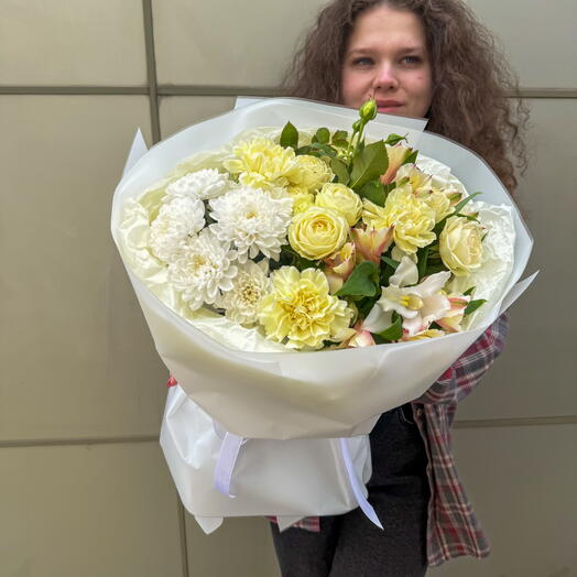 Авторский букет с белоснежной хризантемой , пионовидными розами и лимонными диантусами + сладкий подарок 🎁