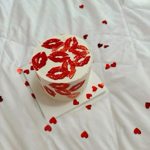 Бенто торт на 1 кг с поцелуйчиками поцелуями love любимому любимой подруге другу жене мужу девушке парню