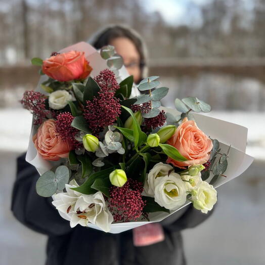 Букет с розами лилий и эустомой