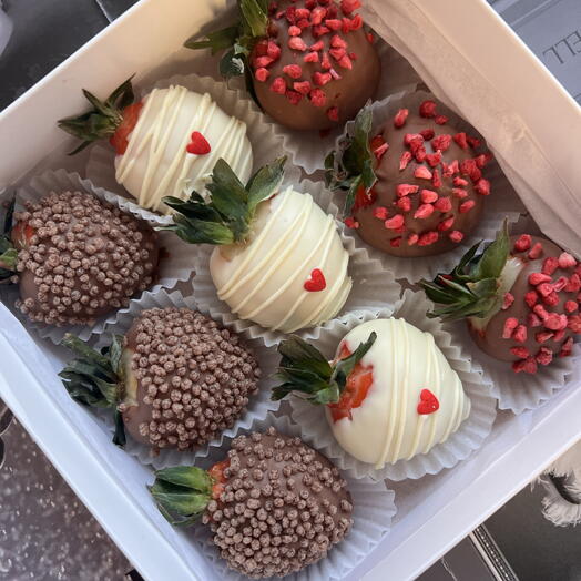 Клубника в белом и молочном шоколаде