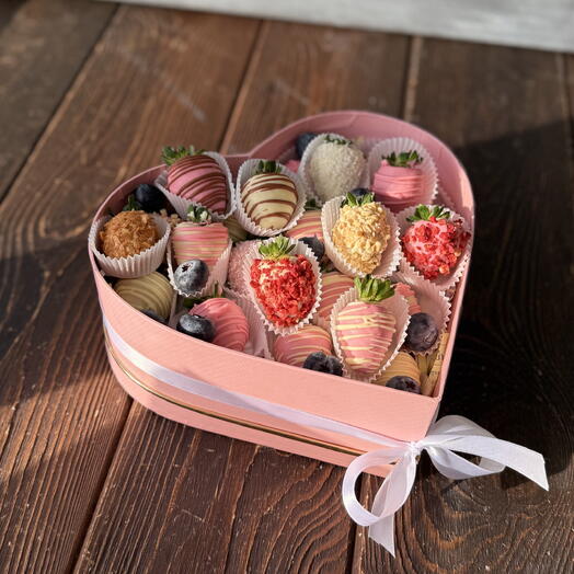 Сердце из клубники в шоколаде Ассорти нежное