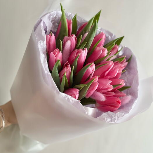 19 розовых тюльпанов в оформлении