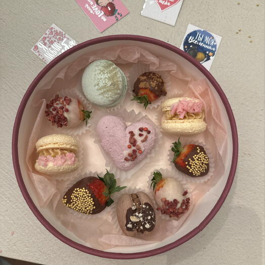 Клубника в шоколаде + макаронс