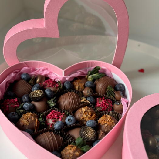 Chocolate-covered strawberries in a gift box