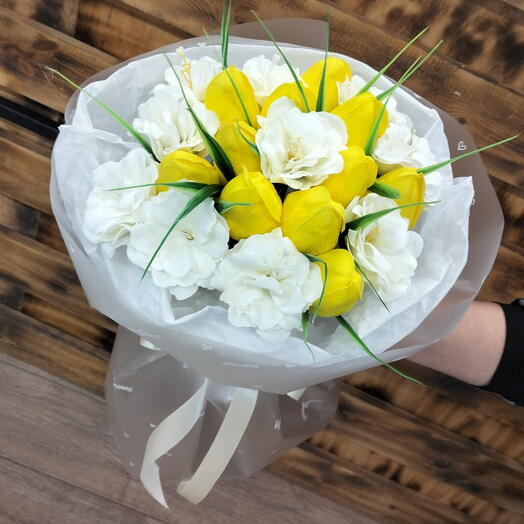 Камелия и тюльпаны