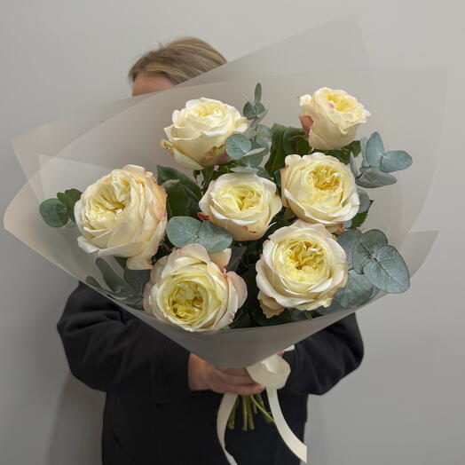 Букет из пионовидных роз Фатима с эвкалиптом