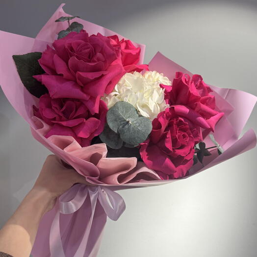 Букет с гортензией и малиновыми розами 🌺