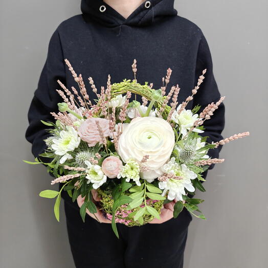 Корзина комплимент Лесная с цветами ранункулюс, роза, лаванда