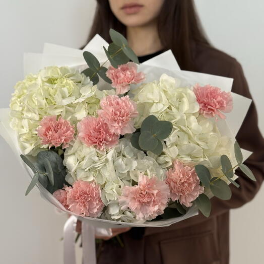 Букет из нежных гвоздик и гортензий с веточками эвкалипта, букет 739