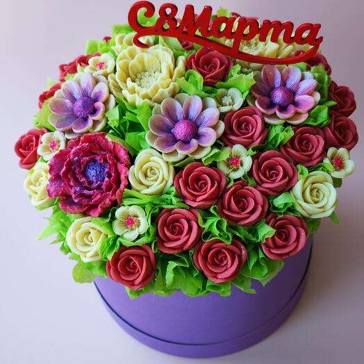 Шоколадные цветы в шляпной коробке