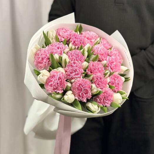 Ramo de flores con tulipán y dianthus rosa