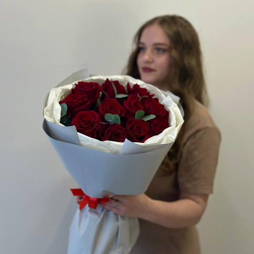 Букет из алых роз